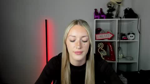 Snapshot of evelynblond chatting on 06/26/26, 12:53 evelynblond online show from 06/26/26, 12:53