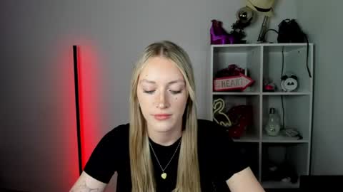 Snapshot of evelynblond chatting on 06/30/26, 12:39 evelynblond online show from 06/30/26, 12:39