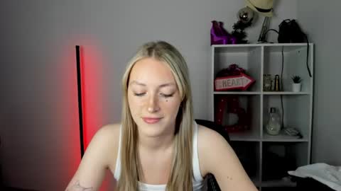 Snapshot of evelynblond chatting on 07/02/26, 12:33 evelynblond online show from 07/02/26, 12:33