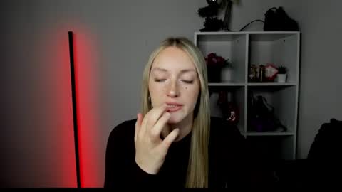 Snapshot of evelynblond chatting on 07/06/26, 12:46 evelynblond online show from 07/06/26, 12:46