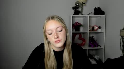 Snapshot of evelynblond chatting on 07/16/26, 12:33 evelynblond online show from 07/16/26, 12:33