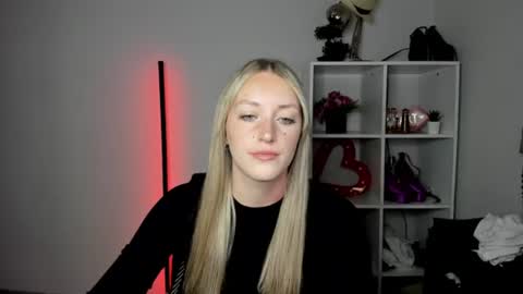 Snapshot of evelynblond chatting on 07/17/26, 01:07 evelynblond online show from 07/17/26, 01:07