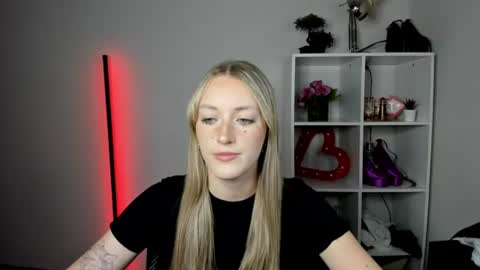 Snapshot of evelynblond chatting on 07/20/26, 12:29 evelynblond online show from 07/20/26, 12:29