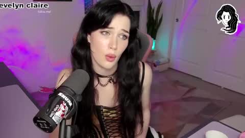 Snapshot of evelynclaire chatting on 03/12/25, 07:02 Evelyn Claire online show from 03/12/25, 07:02