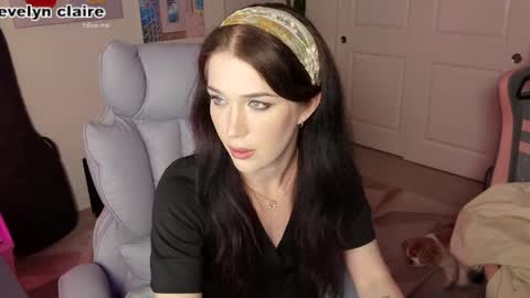 Snapshot of evelynclaire chatting on 05/01/26, 05:01 Evelyn Claire online show from 05/01/26, 05:01