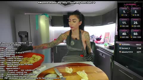 Snapshot of evelyne92 chatting on 12/24/24, 03:49 Evelyne online show from 12/24/24, 03:49