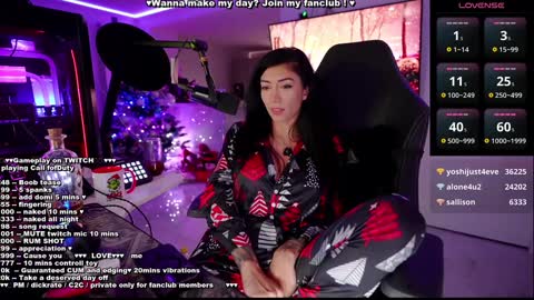 Snapshot of evelyne92 chatting on 12/29/24, 03:33 Evelyne online show from 12/29/24, 03:33