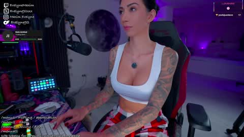 Snapshot of evelyne92 chatting on 03/12/26, 06:47 Evelyne online show from 03/12/26, 06:47