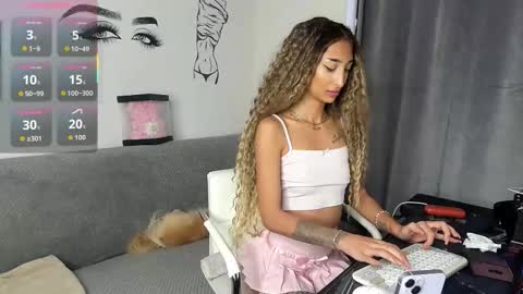 Snapshot of evelynhais chatting on 11/13/25, 02:16 Evelyn online show from 11/13/25, 02:16