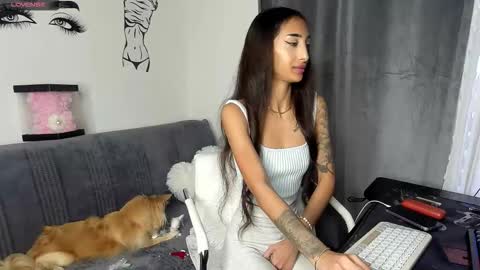 Snapshot of evelynhais chatting on 12/01/25, 02:00 Evelyn online show from 12/01/25, 02:00