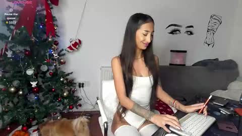 Snapshot of evelynhais chatting on 12/16/25, 06:51 Evelyn online show from 12/16/25, 06:51