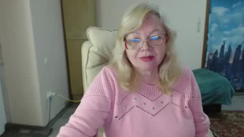 Snapshot of evelynloveshy chatting on 02/10/25, 09:15 BarbaraBlondy online show from 02/10/25, 09:15