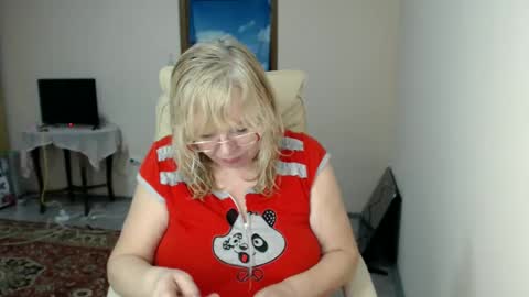 Snapshot of evelynloveshy chatting on 02/14/25, 07:33 BarbaraBlondy online show from 02/14/25, 07:33