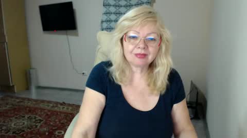 Snapshot of evelynloveshy chatting on 02/19/25, 08:52 BarbaraBlondy online show from 02/19/25, 08:52