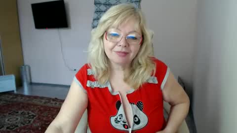 Snapshot of evelynloveshy chatting on 02/21/25, 10:50 BarbaraBlondy online show from 02/21/25, 10:50