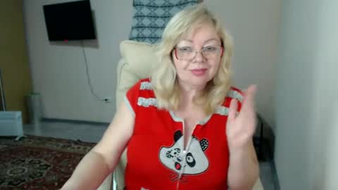 Snapshot of evelynloveshy chatting on 02/22/25, 12:05 BarbaraBlondy online show from 02/22/25, 12:05