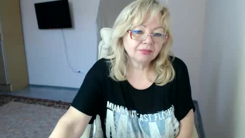Snapshot of evelynloveshy chatting on 02/25/25, 08:14 BarbaraBlondy online show from 02/25/25, 08:14