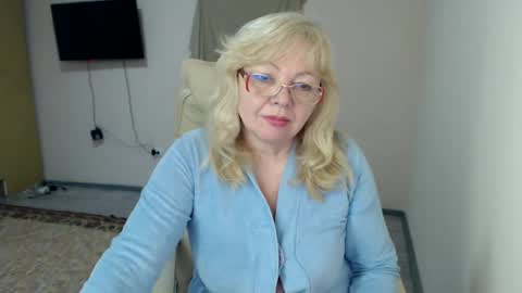 Snapshot of evelynloveshy chatting on 02/26/25, 03:19 BarbaraBlondy online show from 02/26/25, 03:19