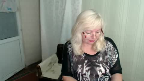 Snapshot of evelynloveshy chatting on 09/22/25, 08:33 BarbaraBlondy online show from 09/22/25, 08:33