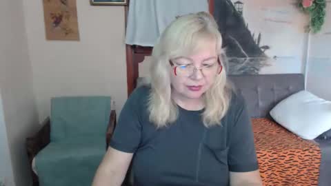 Snapshot of evelynloveshy chatting on 11/11/25, 11:32 BarbaraBlondy online show from 11/11/25, 11:32