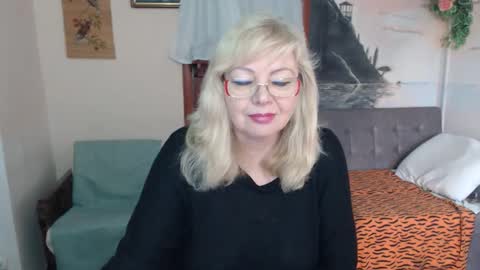 Snapshot of evelynloveshy chatting on 11/12/25, 12:05 BarbaraBlondy online show from 11/12/25, 12:05