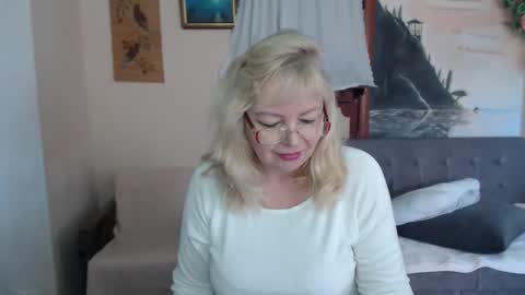 Snapshot of evelynloveshy chatting on 11/14/25, 08:02 BarbaraBlondy online show from 11/14/25, 08:02