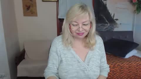 Snapshot of evelynloveshy chatting on 11/20/25, 09:20 BarbaraBlondy online show from 11/20/25, 09:20