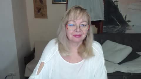 Snapshot of evelynloveshy chatting on 12/05/25, 06:48 BarbaraBlondy online show from 12/05/25, 06:48