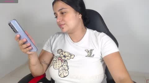 Snapshot of evemilk chatting on 12/20/24, 01:00 evelin 3 online show from 12/20/24, 01:00