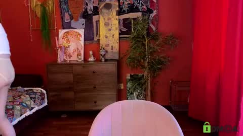Snapshot of evi_brook chatting on 05/20/26, 12:33 evi_brook online show from 05/20/26, 12:33