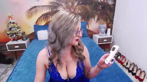 Snapshot of eviajoness chatting on 12/16/24, 08:48 Evia online show from 12/16/24, 08:48