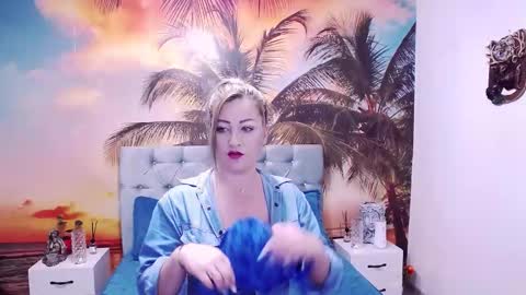 Snapshot of eviajoness chatting on 11/20/25, 01:39 Evia online show from 11/20/25, 01:39