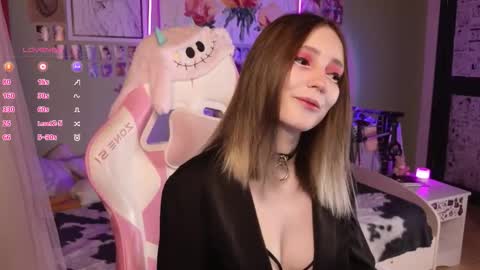 Snapshot of evie_rosen chatting on 03/23/26, 10:36 Evie online show from 03/23/26, 10:36