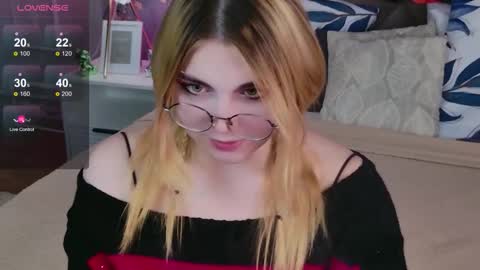 Snapshot of evie_val chatting on 11/07/25, 03:23 evie_val online show from 11/07/25, 03:23