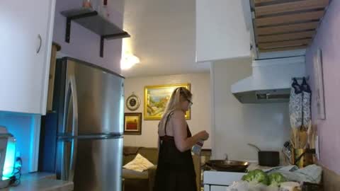 Snapshot of evieeashee chatting on 08/04/26, 12:58 evieeashee online show from 08/04/26, 12:58