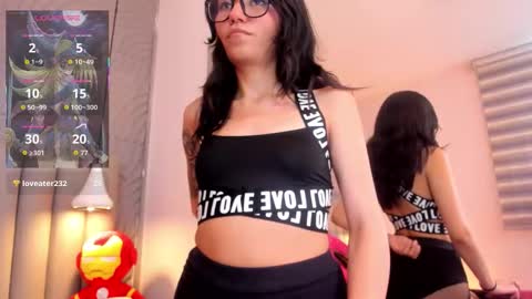 eviegothel_ online show from 11/22/25, 07:57