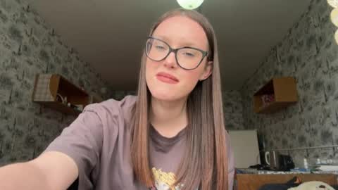 Snapshot of evitamoodie chatting on 04/27/26, 11:19 Chloe online show from 04/27/26, 11:19