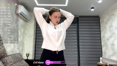 Snapshot of evonnesilvestre chatting on 10/14/25, 03:46 Eva online show from 10/14/25, 03:46