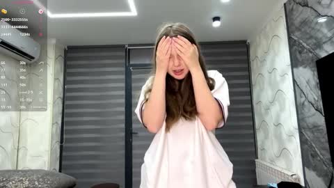 Snapshot of evonnesilvestre chatting on 10/26/25, 05:24 Eva online show from 10/26/25, 05:24