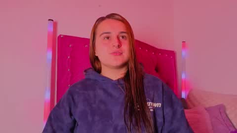 Snapshot of evy_orange1 chatting on 11/22/25, 01:04 EVY online show from 11/22/25, 01:04