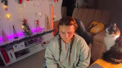 Snapshot of evy_orange1 chatting on 12/17/25, 01:11 EVY online show from 12/17/25, 01:11