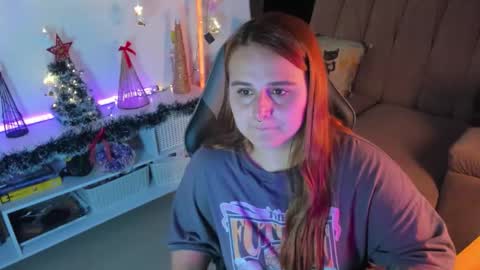 Snapshot of evy_orange1 chatting on 12/19/25, 02:29 EVY online show from 12/19/25, 02:29