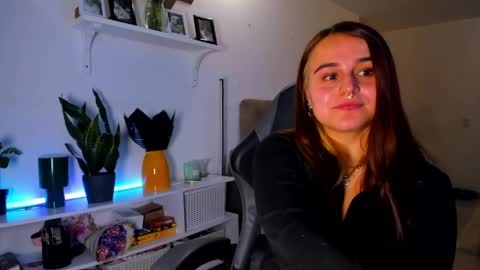 Snapshot of evy_orange1 chatting on 04/08/26, 12:21 EVY online show from 04/08/26, 12:21