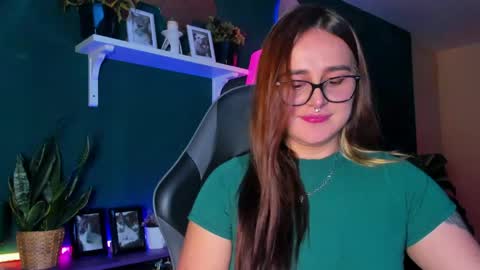 Snapshot of evy_orange1 chatting on 04/17/26, 01:08 EVY online show from 04/17/26, 01:08