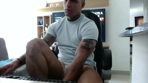 Snapshot of exotic_dude chatting on 01/20/25, 07:57 camilo online show from 01/20/25, 07:57
