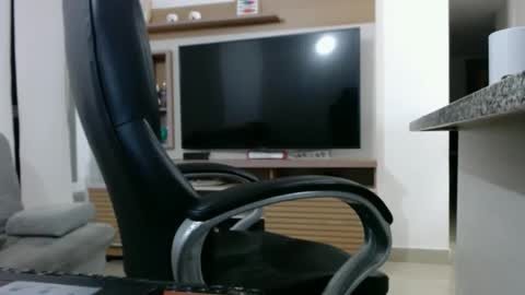 Snapshot of exotic_dude chatting on 02/14/25, 06:12 camilo online show from 02/14/25, 06:12