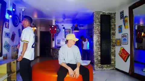 extrangers online show from 01/10/25, 12:04