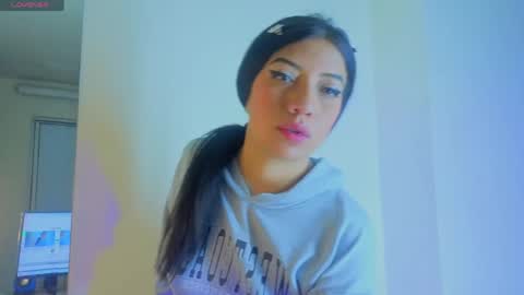 Snapshot of ey_im_simone_ chatting on 05/05/26, 11:40 online show from 05/05/26, 11:40