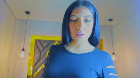 Snapshot of ey_im_simone_ chatting on 05/19/26, 12:11 online show from 05/19/26, 12:11