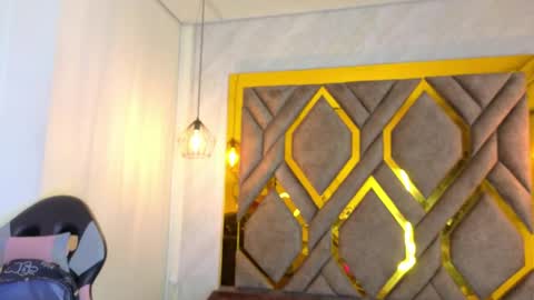 Snapshot of ey_im_simone_ chatting on 05/20/26, 12:11 online show from 05/20/26, 12:11